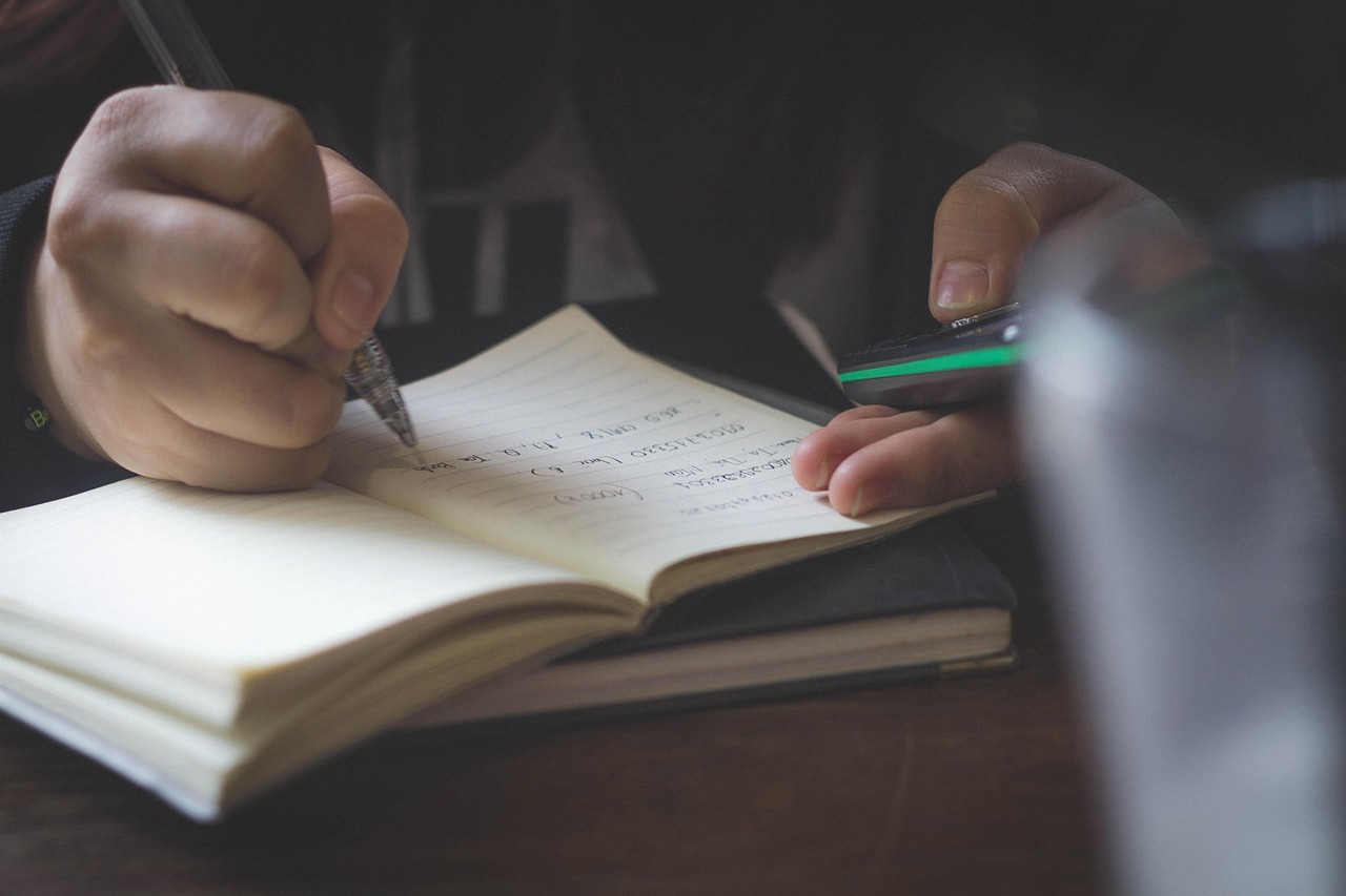暗記のためにノートに書き込む